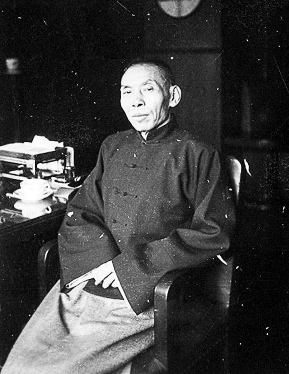 杜月笙有一个绝技:别人在赌钱,他拿个梨在旁边削