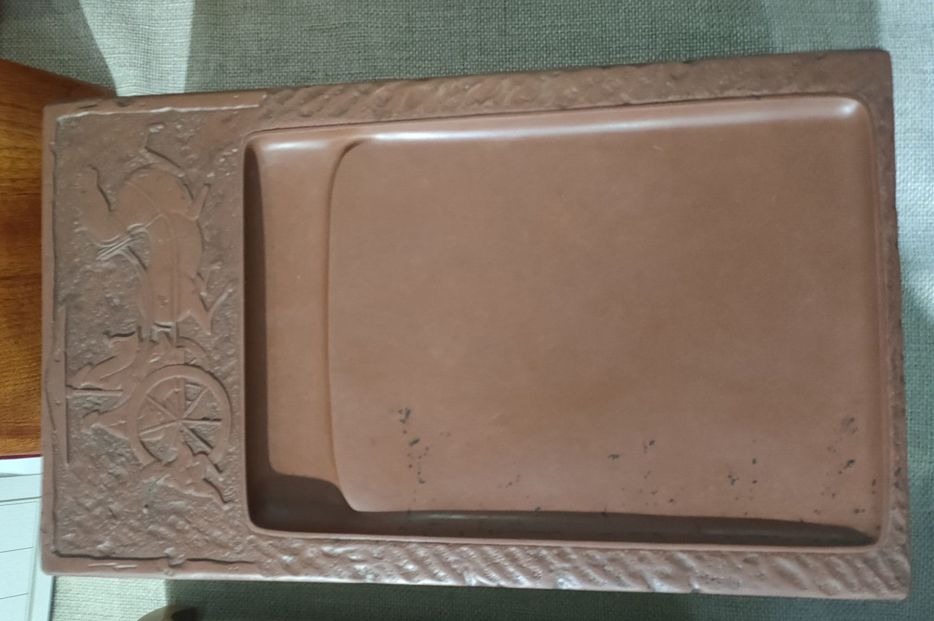 一块砚台:八公山紫金砚.