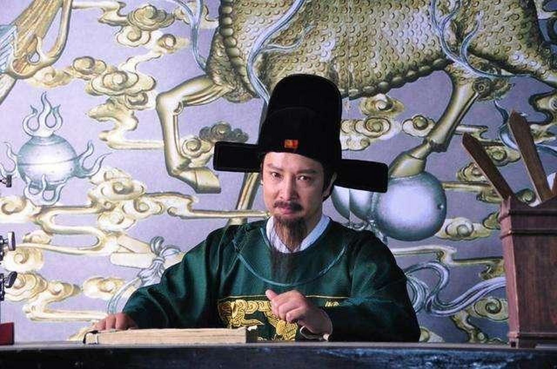 4年后,严嵩被抄家,他来到妻子坟前:"幸亏你离世的早,不用跟着我受苦.