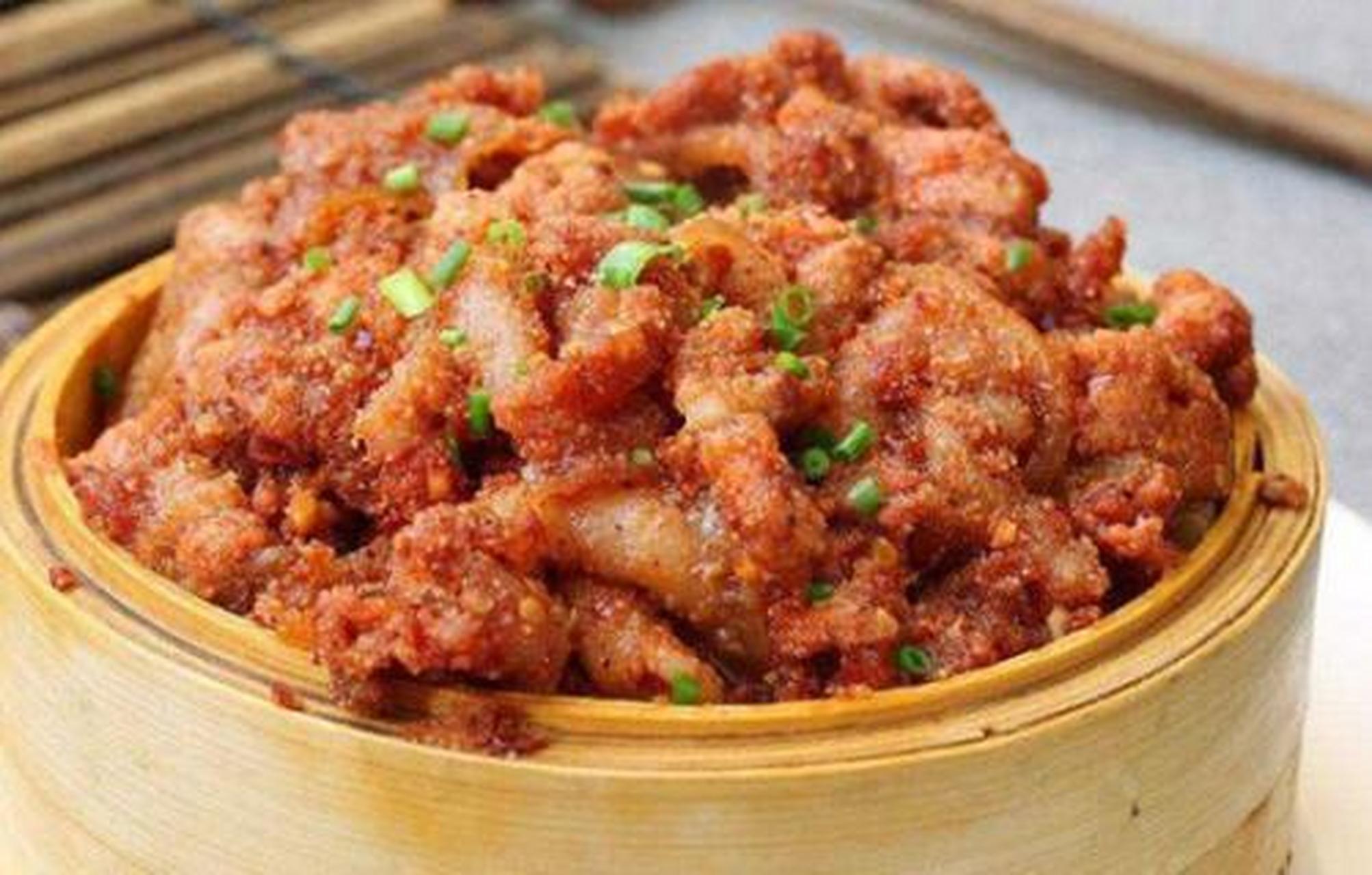 土豆粉蒸肉,上好的五花肉连片一起切成薄片,五花肉整理好,大块时放入