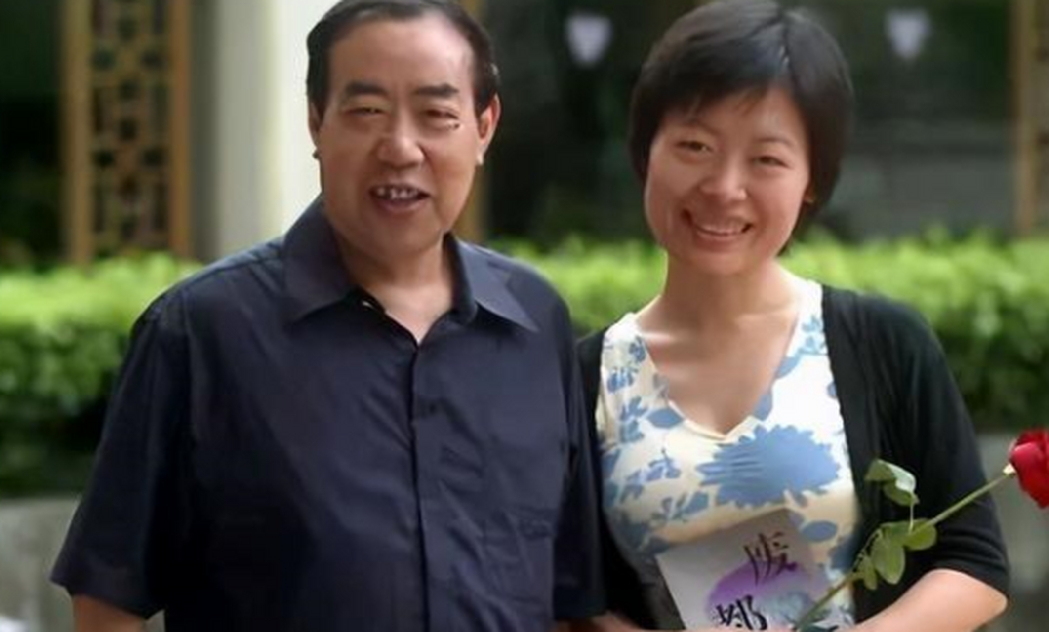 贾平凹的大女儿贾浅浅结婚,他思来想去不知道送什么好,便让二婚妻子