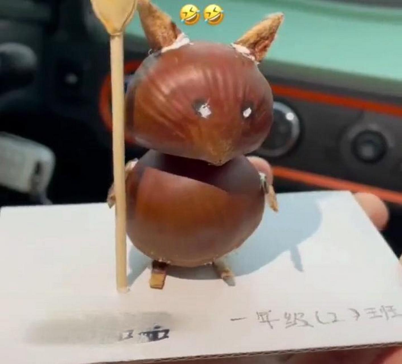 网友:一年级的小朋友用板栗做的松鼠,别说看着还挺像的.