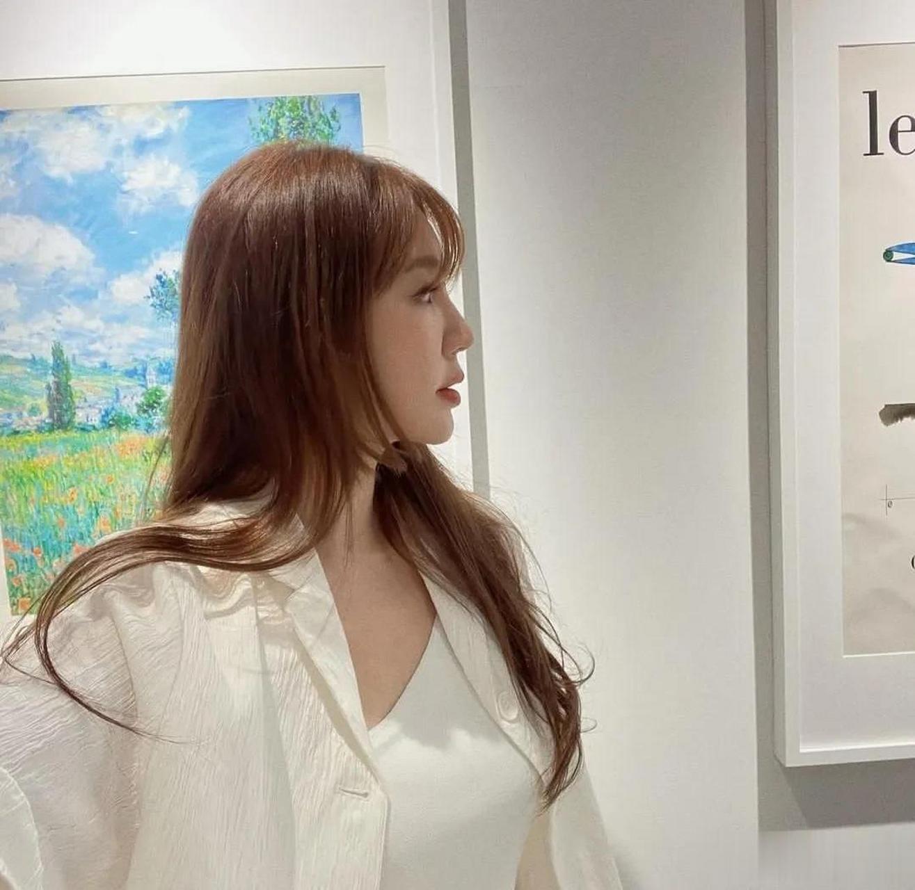 6月,演员尹恩惠在自己的instagram上上传了两张日常生活照.