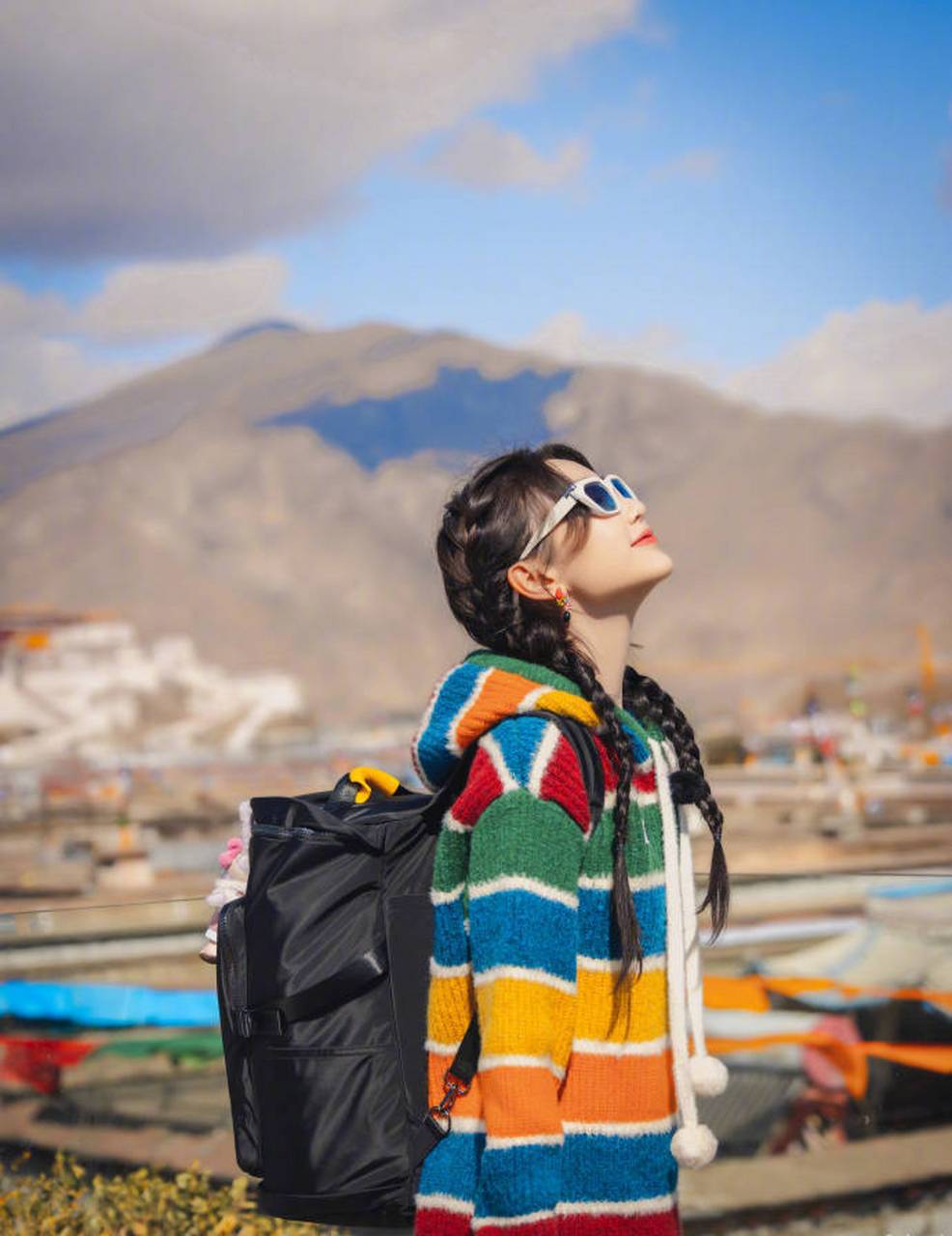 毛晓彤身穿藏族服饰翩翩起舞,随性自由,是藏族小公主没错了!