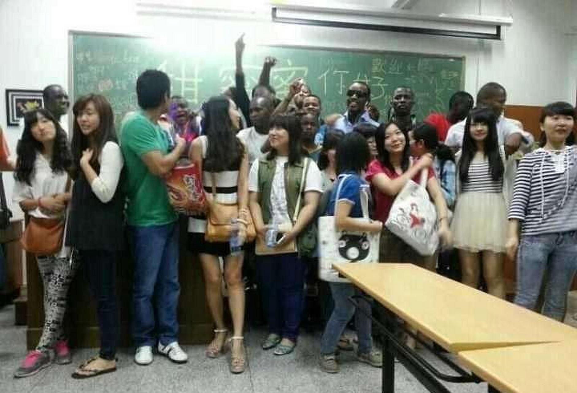 前几日,一个黑人留学生在社交网络上发布了一条照片,照片中他手持