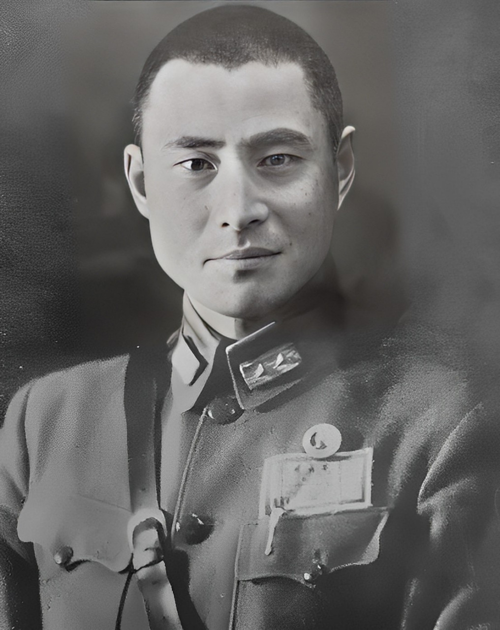 1948年,淮海战役胜利后,人民解放军士兵陶三群经过一