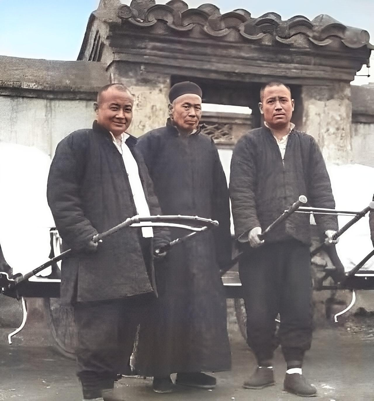 人力车夫车夫·晏森实际上是爱新觉罗的后代,爱新觉罗是大清最后一位