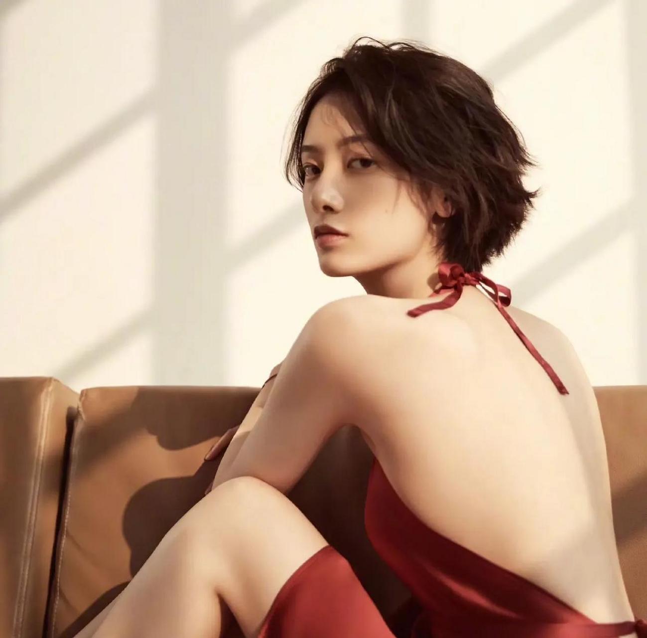 项偞婧时尚杂志美照,尽显东方雅韵,勾勒曼妙多姿