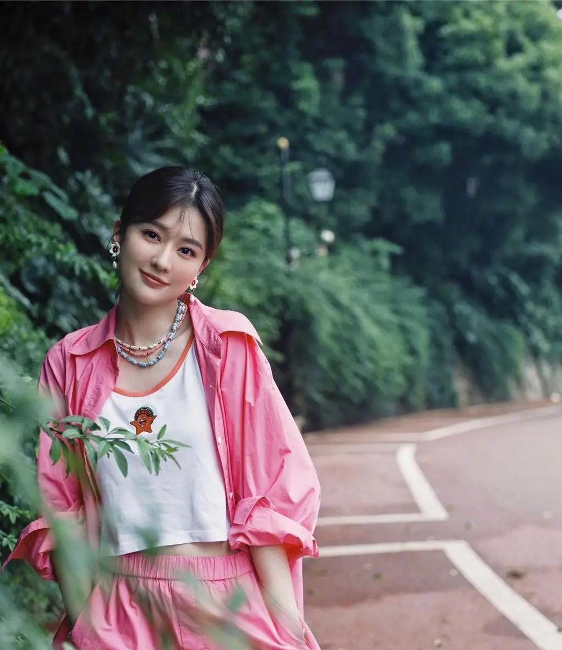 乔欣红色运动装户外写真合集