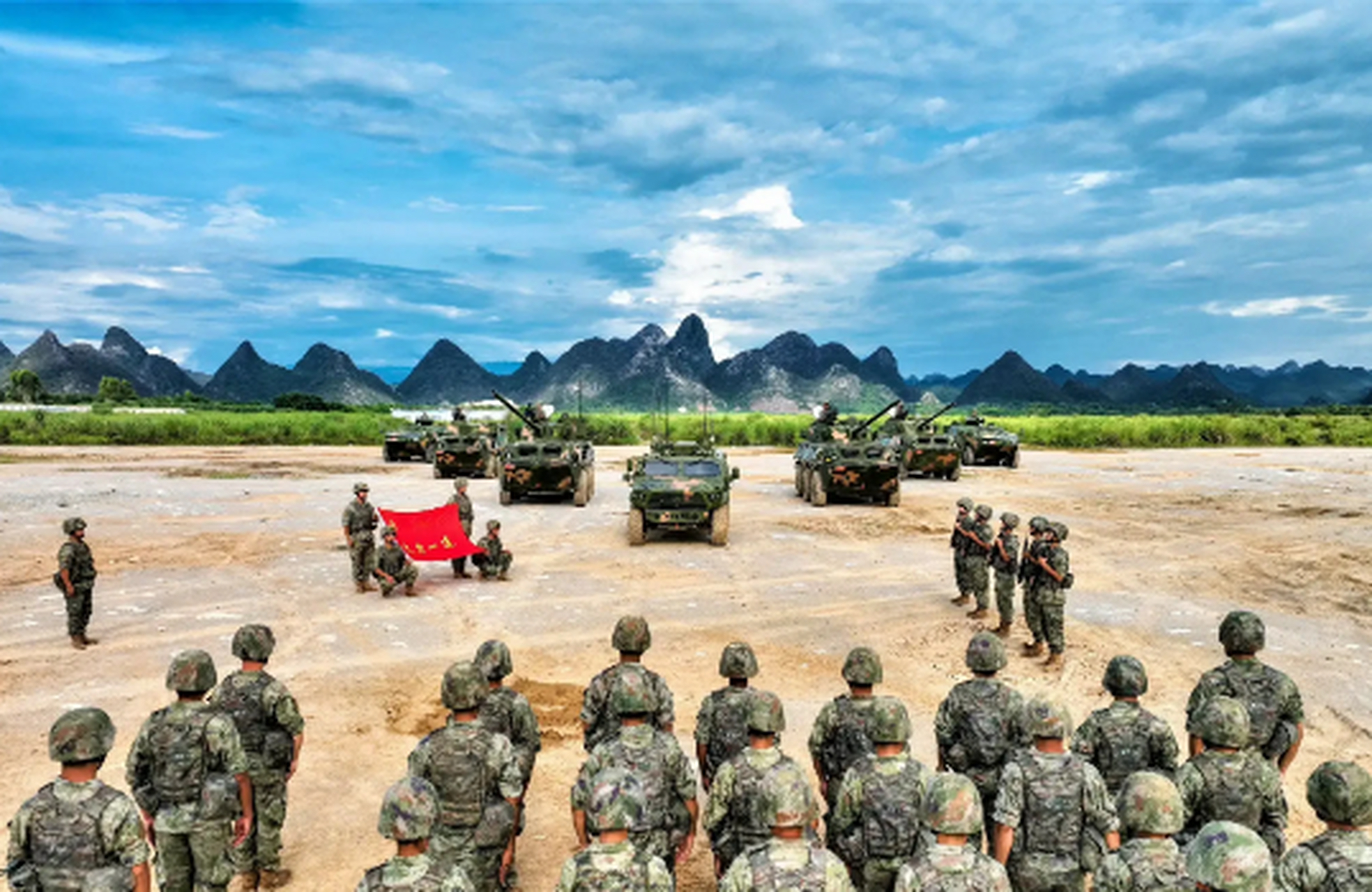 盛夏时节,第74集团军白台山劲旅在野外驻训场上举行了授枪仪式