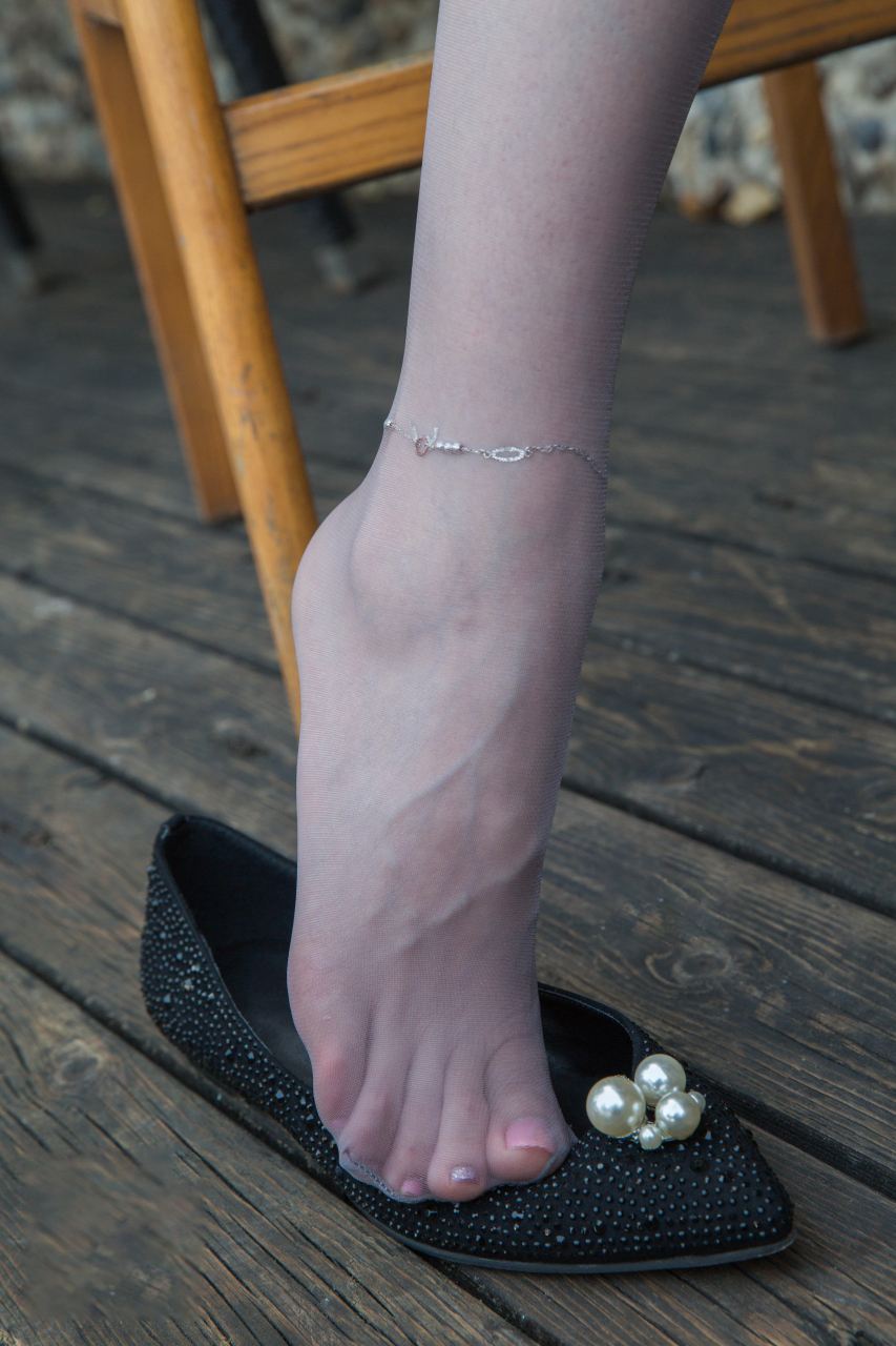 灰丝袜少女户外大胆私拍