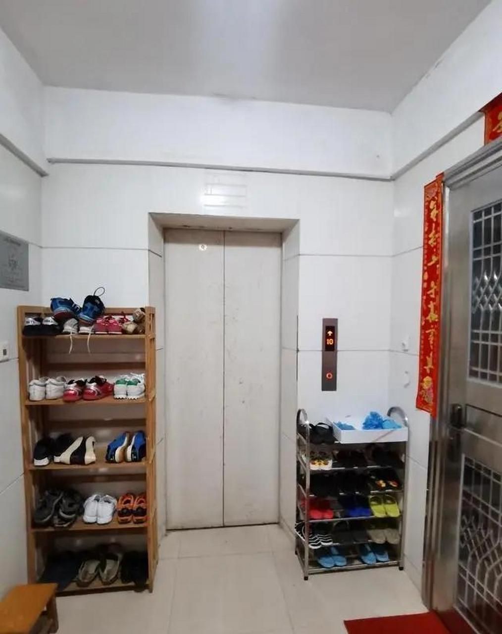 碰到这样的邻居也让人很无语,两梯三户, 一进电梯间就有一种与众不同