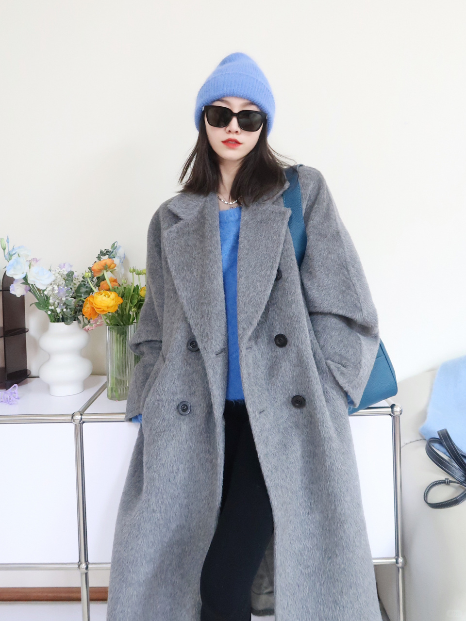 想尖叫灰色大衣搭配蓝色毛衣鲨鱼裤真的绝了 慵懒又时髦!