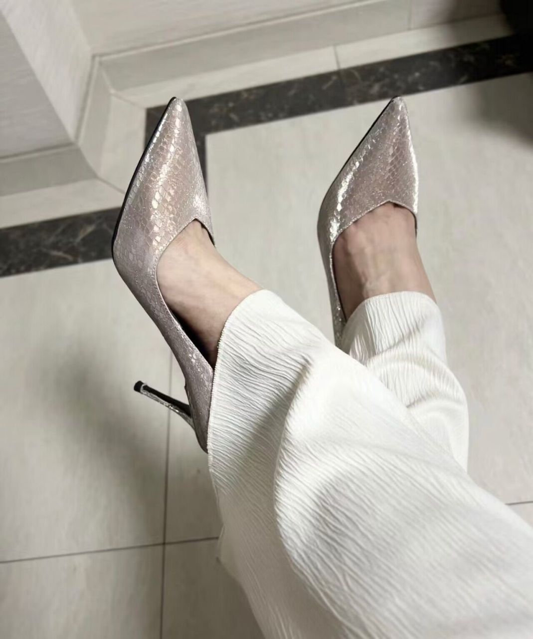 香槟色高跟鞋穿在脚上真漂亮