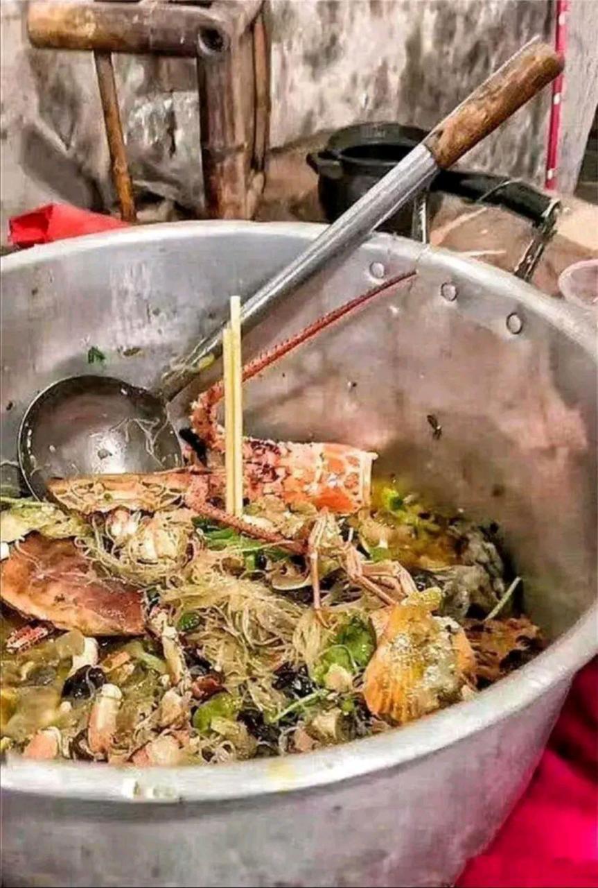 我们这儿把这种菜称之为下山虎,就是宴席结束后,把桌子上剩下的菜都