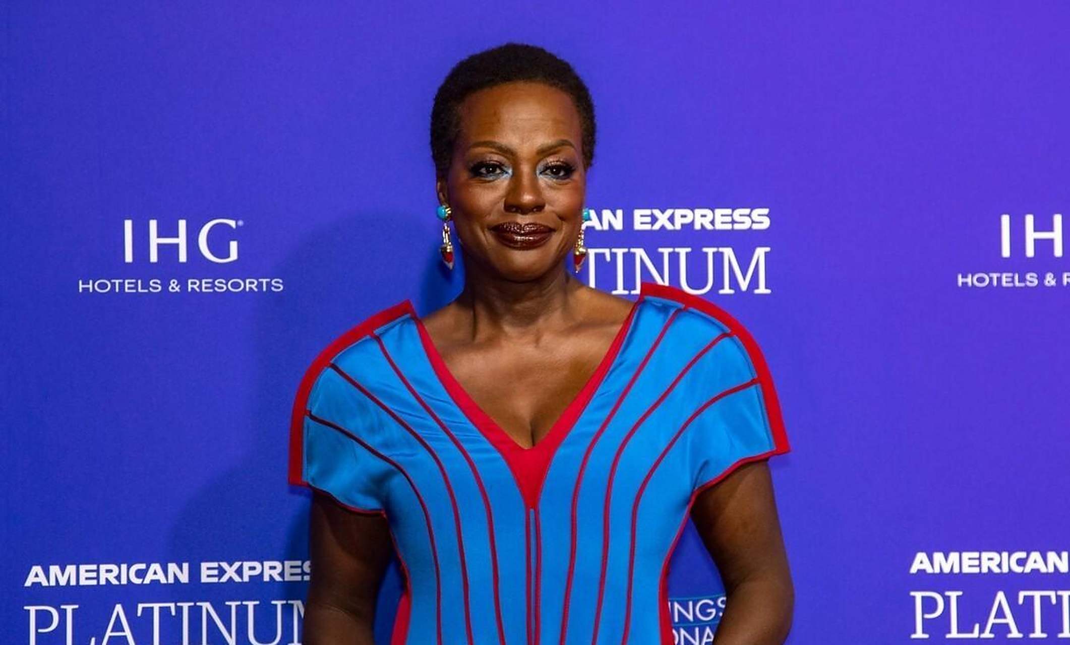 维奥拉·戴维斯身穿个性拼色长裙亮相第34届棕榈泉国际电影节红毯