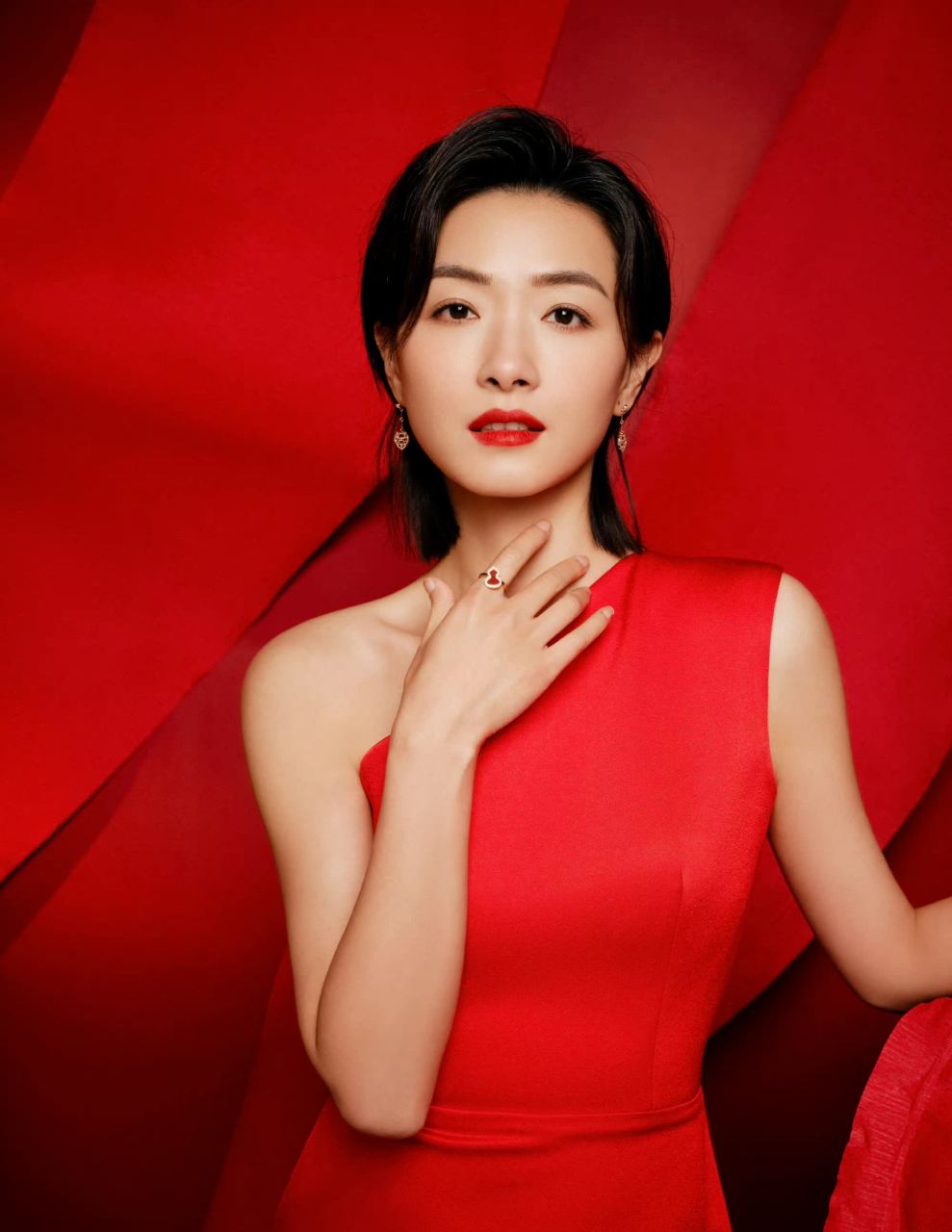 万茜的合影,一个优雅,端庄,大气的女人.[左捂脸]