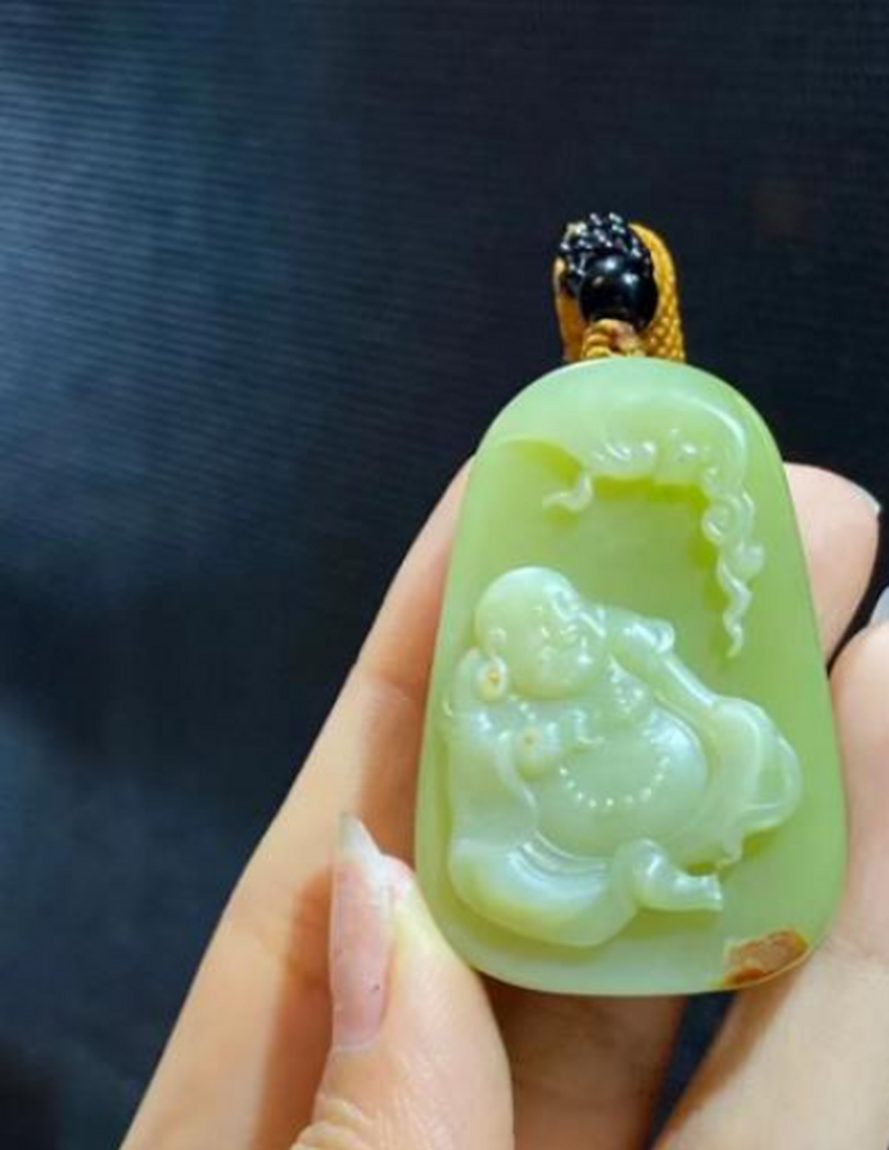 精工雕琢,运用巧雕的手法把白棉皮巧雕弥勒开怀大笑