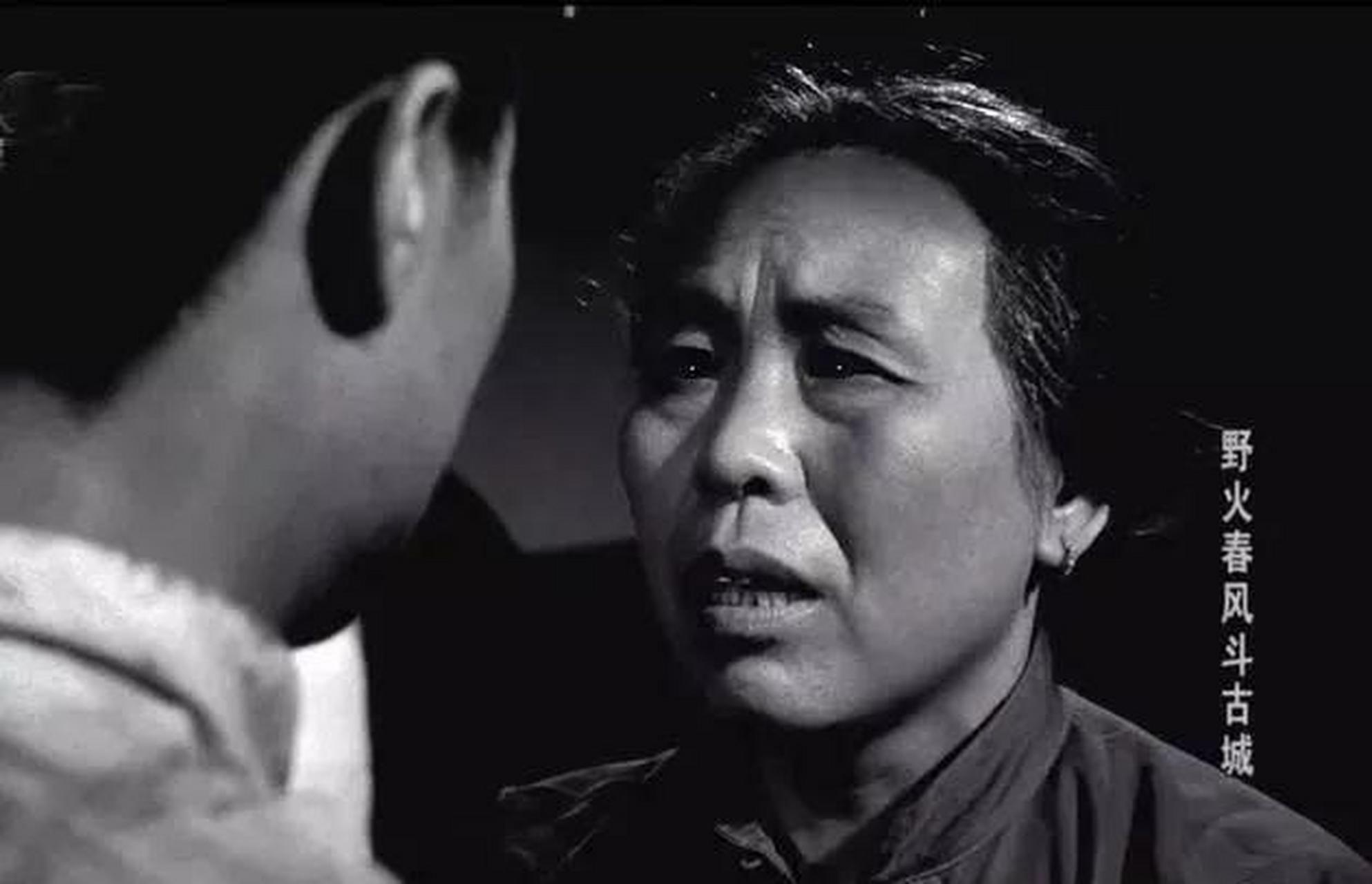 1943年秋的一天,青年演员陈立中随队伍爬上冀西一座原始山林,她看到有