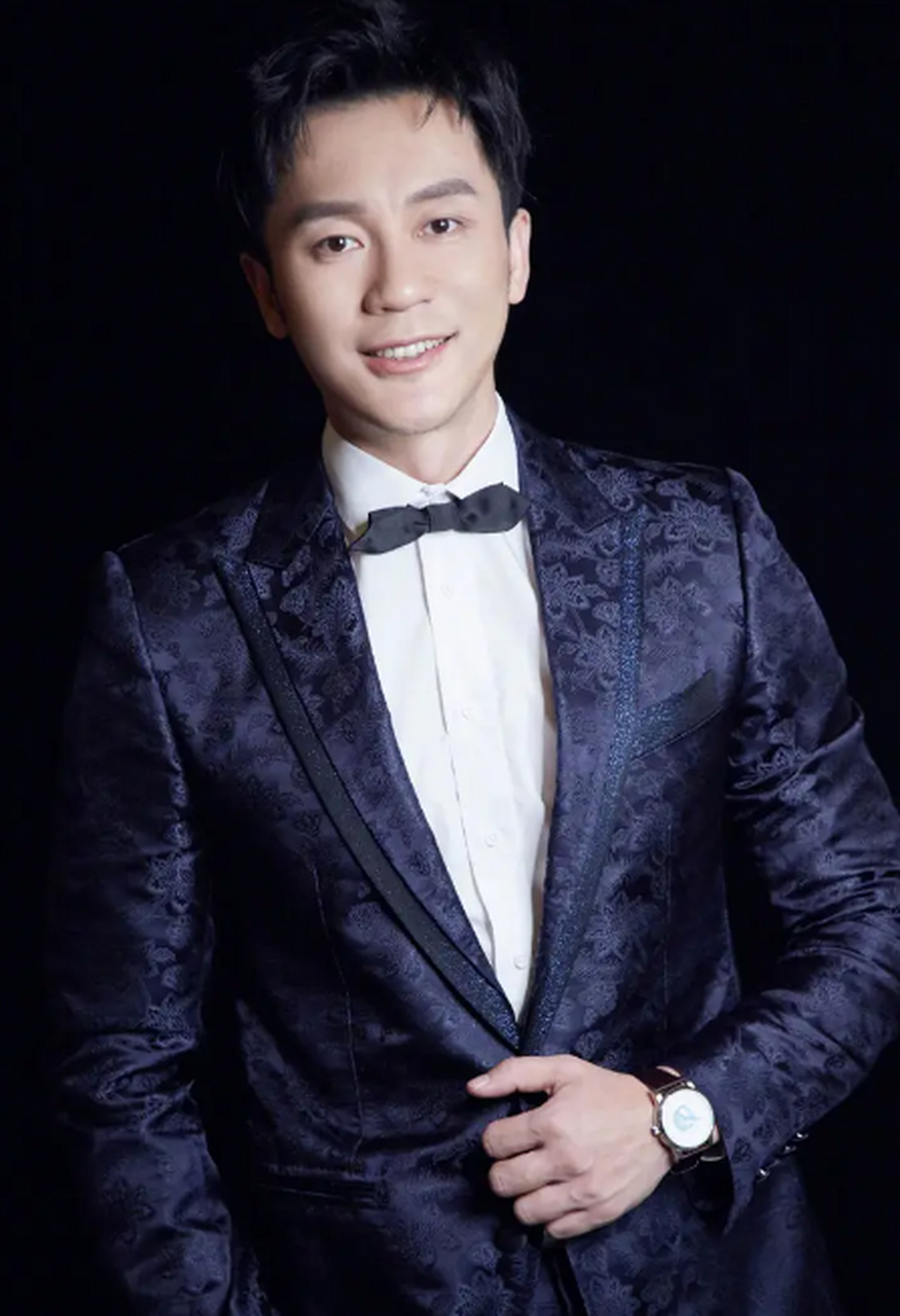 李晨出道比较早,1997年出演电视剧《十七岁不哭》进入演艺圈,而他的