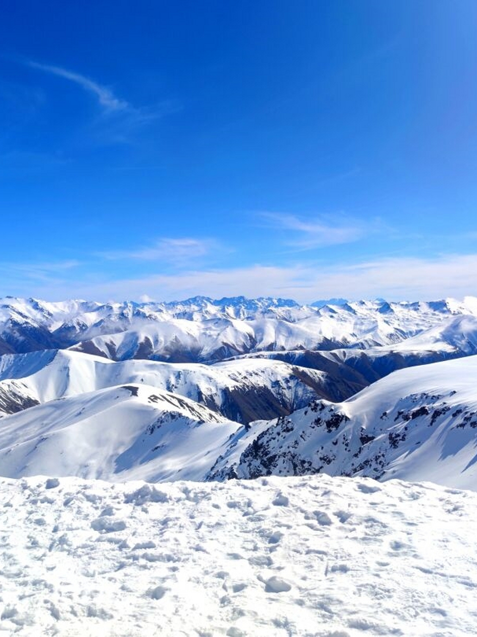 穿比基尼滑雪 抓住今年雪季的尾巴,最後滑幾天了,比雪景更美的是93