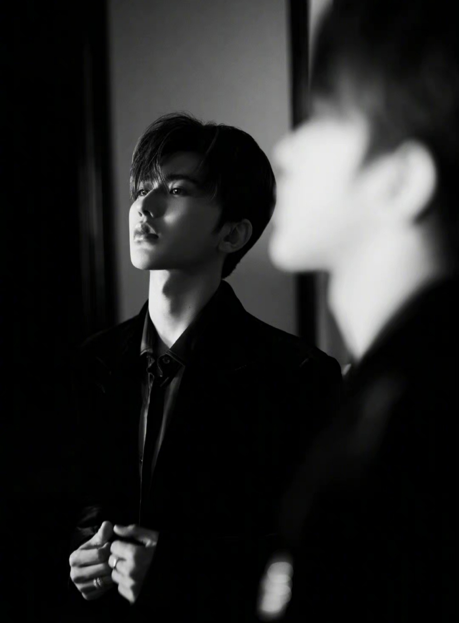 蔡徐坤黑白情绪感大片,蔡徐坤分享一组黑白大片,光影勾勒优越线条