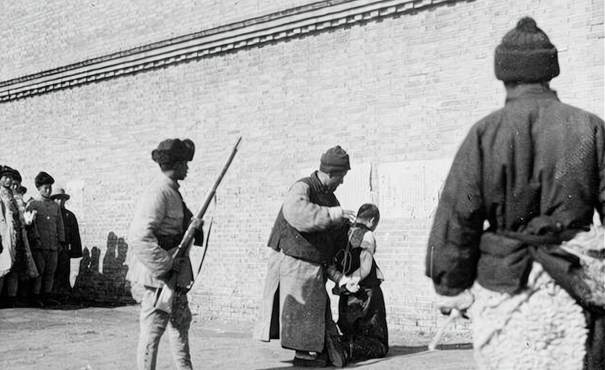 1920年秋,密山上的数百名土匪经过密谋,攻入了佳木斯城,大肆劫掠.