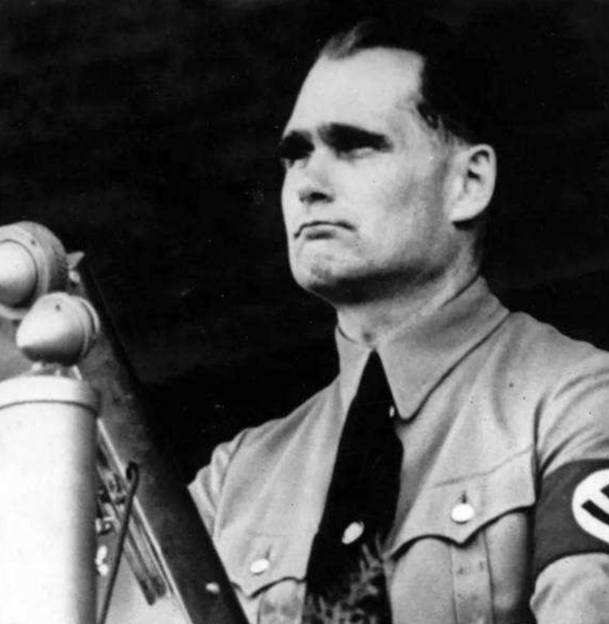 1941年5月,纳粹党二号人物鲁道夫·赫斯吻别了妻子,换上一身低级尉官