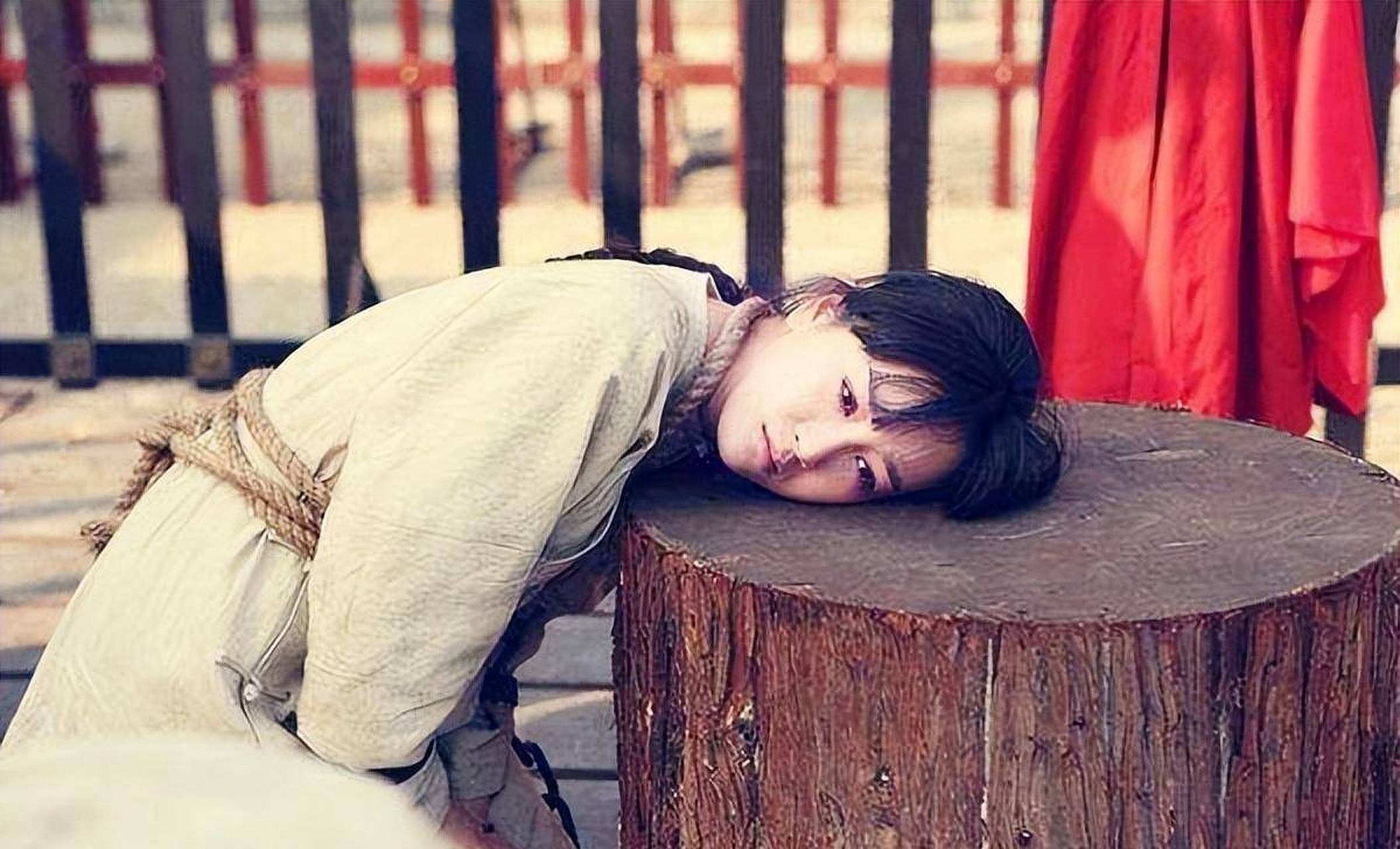 在古代,犯人被砍头时通常会被要求跪下.
