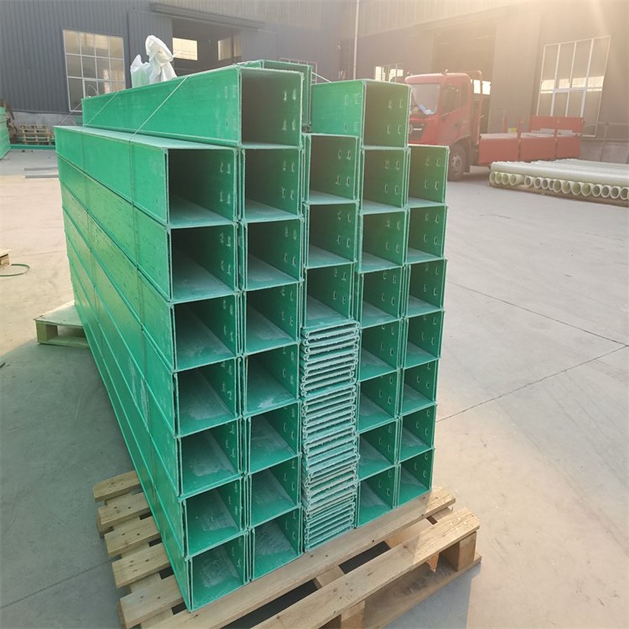 玻璃钢桥架# #玻璃钢电缆桥架# 选用优质玻璃纤维和不饱和树脂通过拉