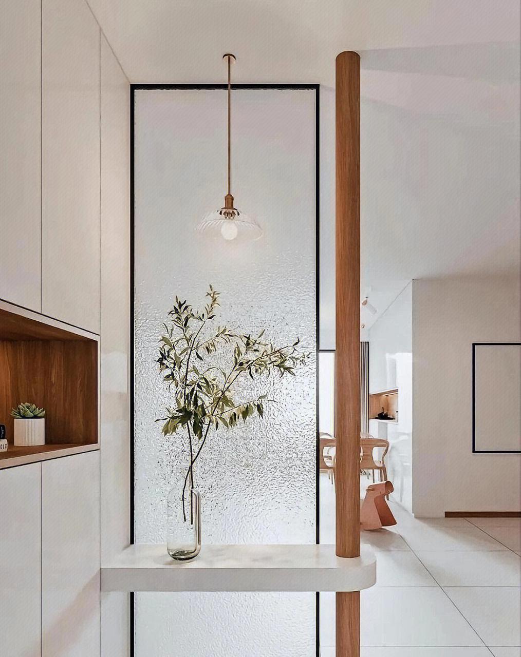 玻璃玄关隔断 家里玄关做玻璃隔断,在摆放一盆绿植.