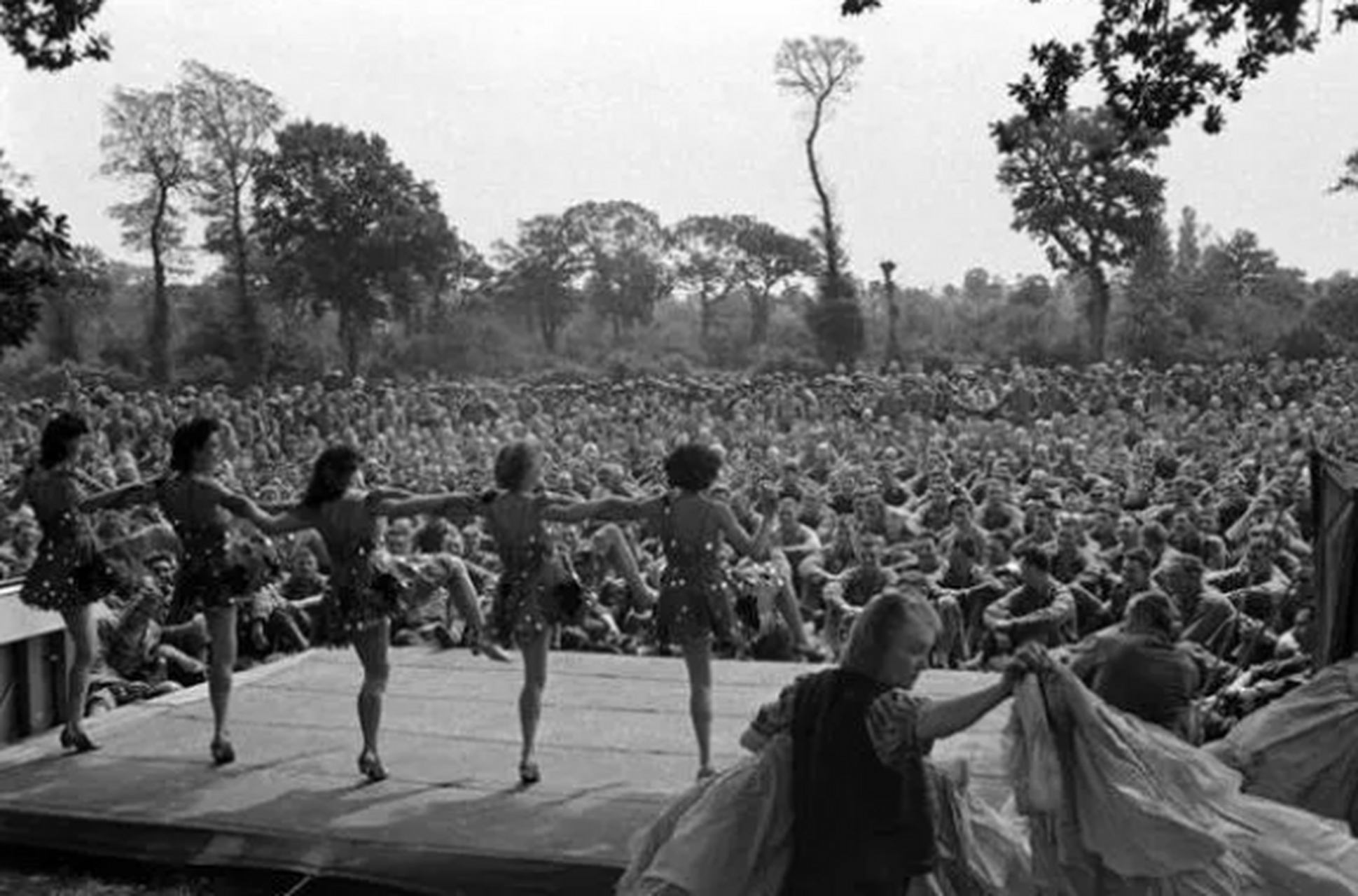 最近清华大学女硕士毕业典礼跳热舞的事情大家关注到了吗,有网友称其