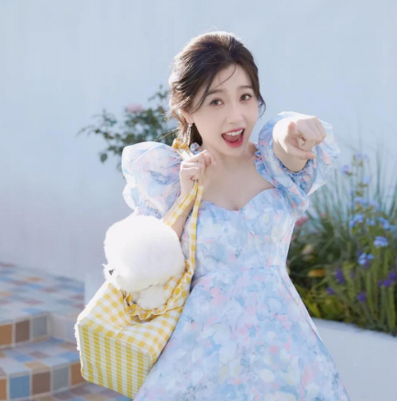 虞书欣春天写真,田园风性感活泼,白皙肌肤曼妙身材,简直太爱了!