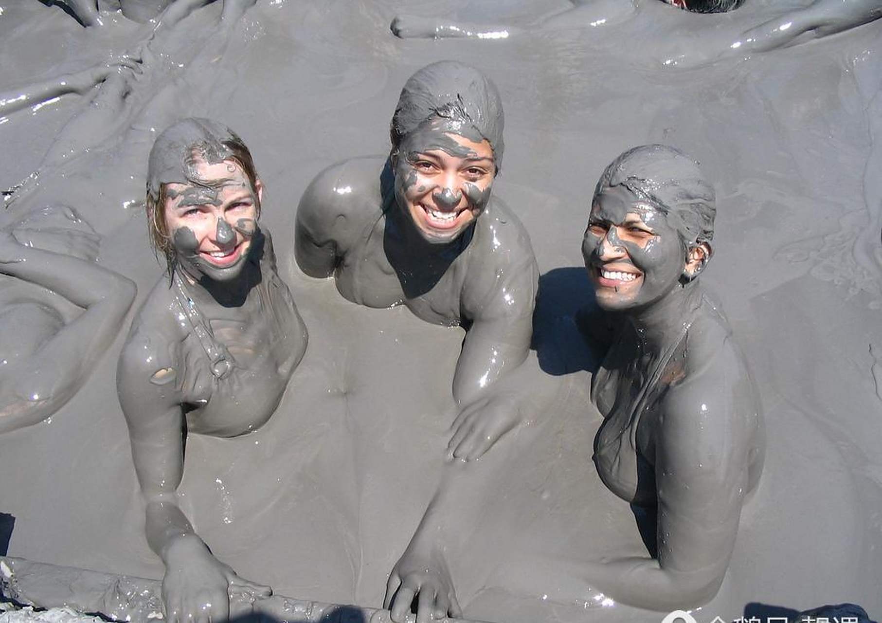 越南为了旅游事业,搞出了个"泥巴温泉",结合火山泥,以具有矿物质会对