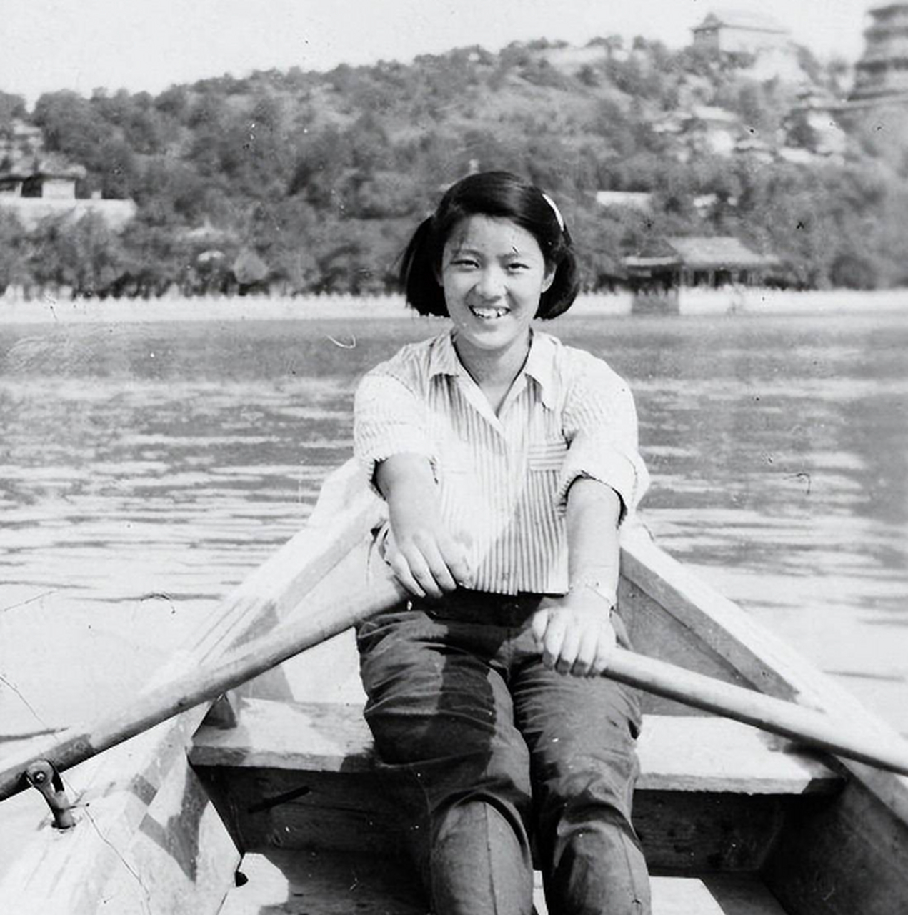 "  说起洪晃的妈妈章含之,她不仅是中国著名外交家,更是一位气质出众