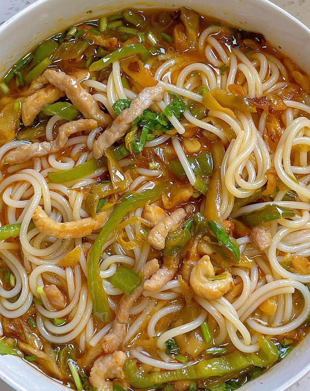 来碗有滋有味儿的榨菜肉丝米线9090|||91做法: 115瘦肉洗净切