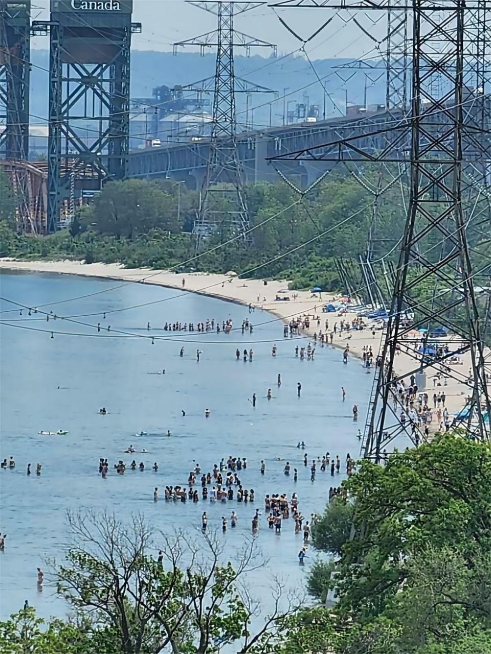 加拿大安大略省的伯灵顿海滩,高压电穿越而过.