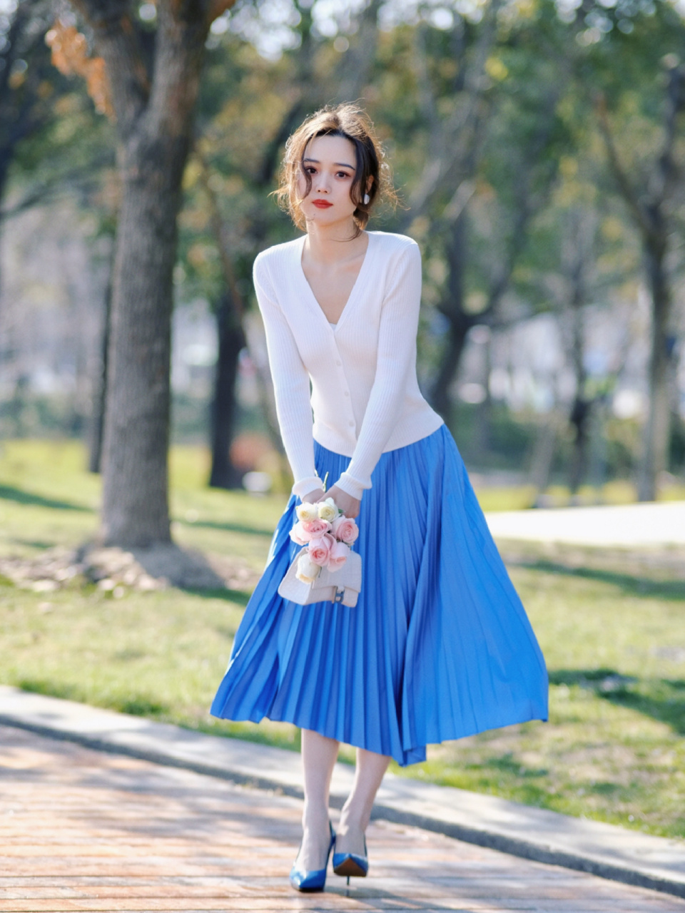 把蓝天白云穿在身上 蓝色和白色的搭配真的太养眼了 显白又有气质