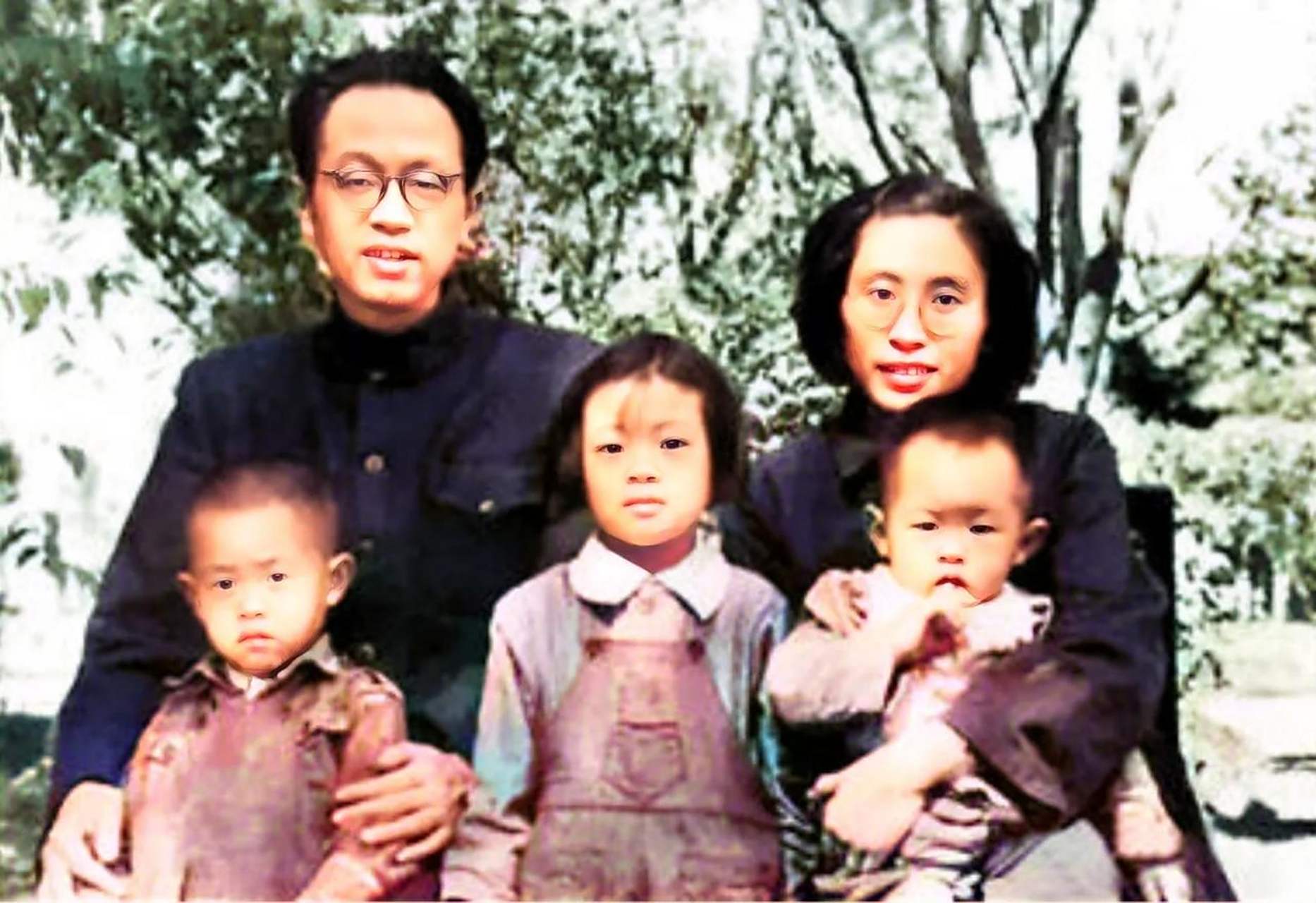 在上世纪50年代,黄克诚和妻子唐棣华和睦相处,一起在家乡湖南生活.