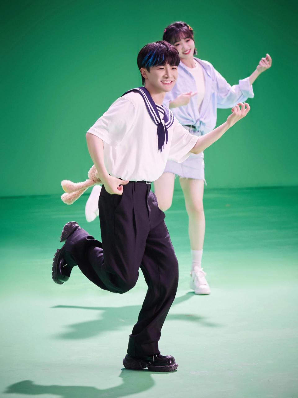 周深同款小熊衣穿搭 今日分享的是周深同款小熊衣 周深排练身穿海军蓝