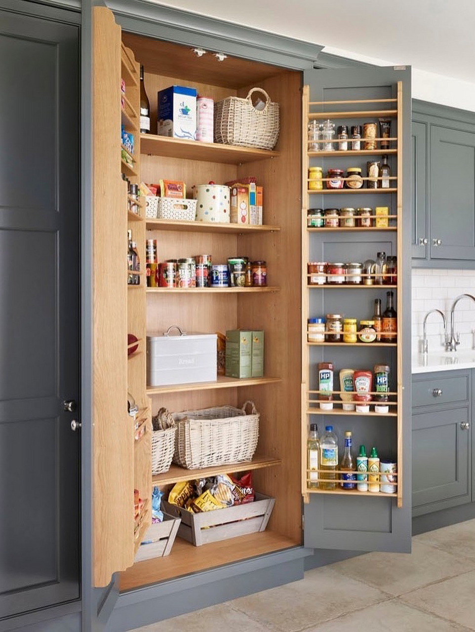 相机所及都是好看的角落, 那么,原木风收纳柜就成了必不可少的刚需