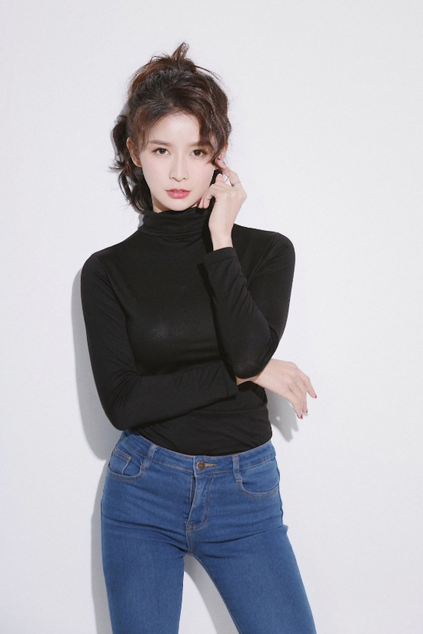 离婚后的#蔡卓宜# 状态越来越好,身材也越来越丰满,黑色上衣配紧身