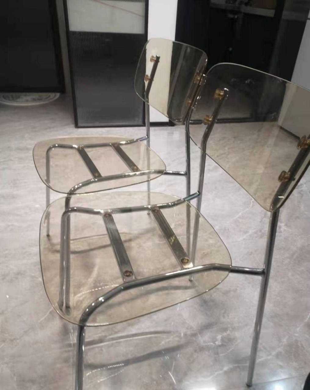 这一套波浪形的椅子,亚克力的餐椅就是这样的选择.