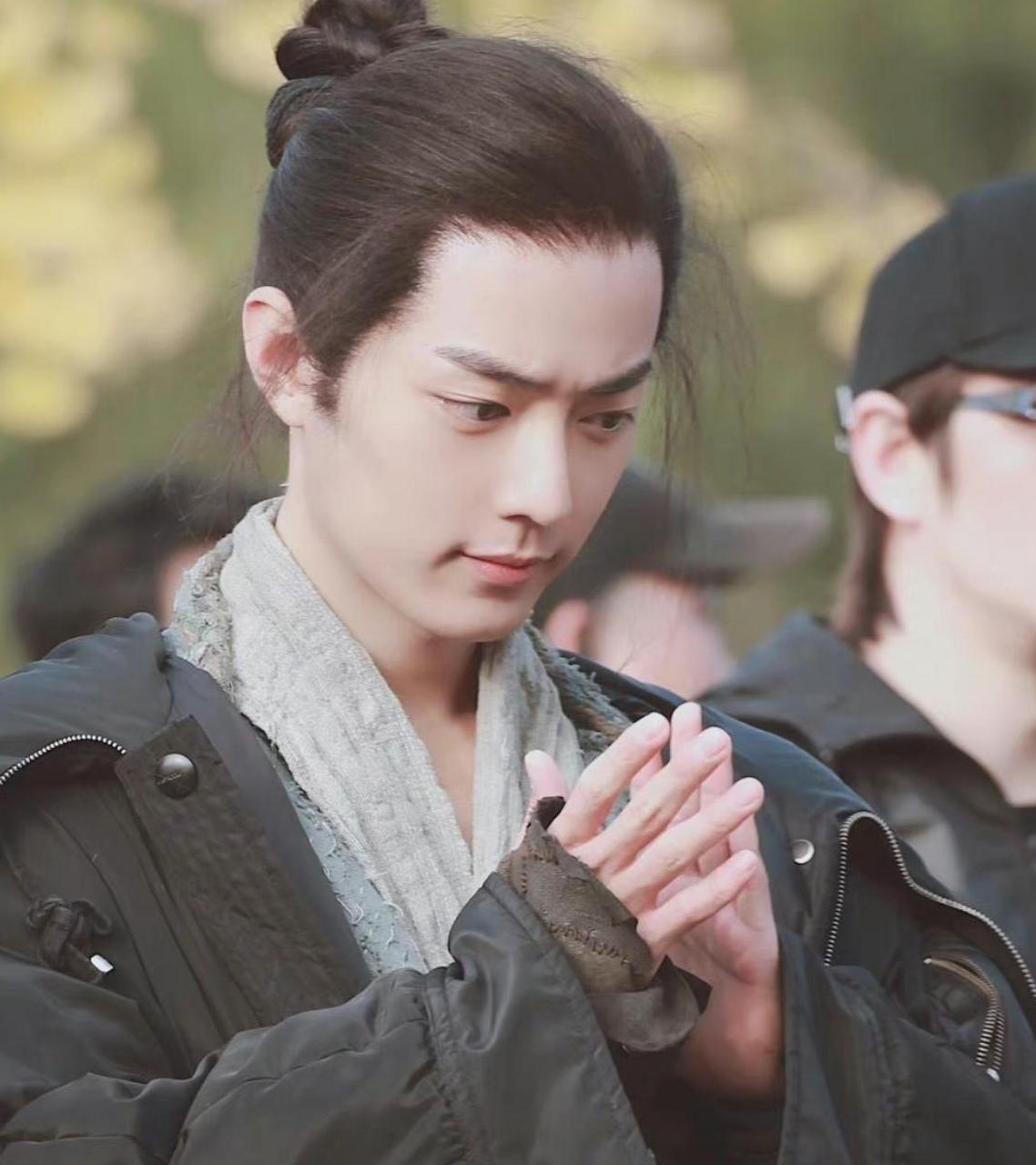 男星中扎丸子头最好看的应该是肖战了,柔和的面部线条,一双灵动的大