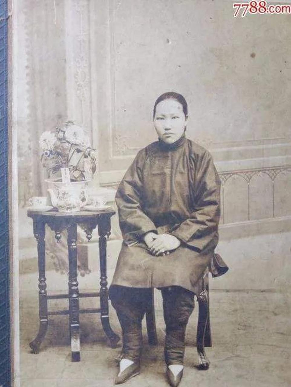 我一看到,"三寸金莲"小脚女人,就气不打一处来