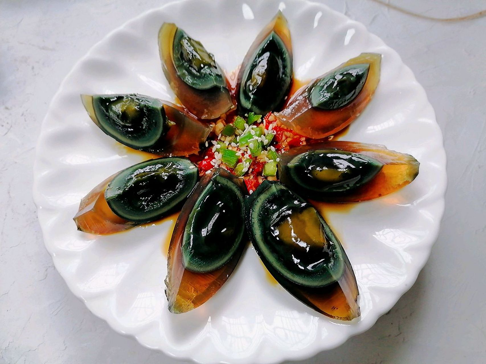 剁椒皮蛋 剁椒皮蛋上一道制作超级快捷又特别美味的凉拌菜,做凉拌菜的