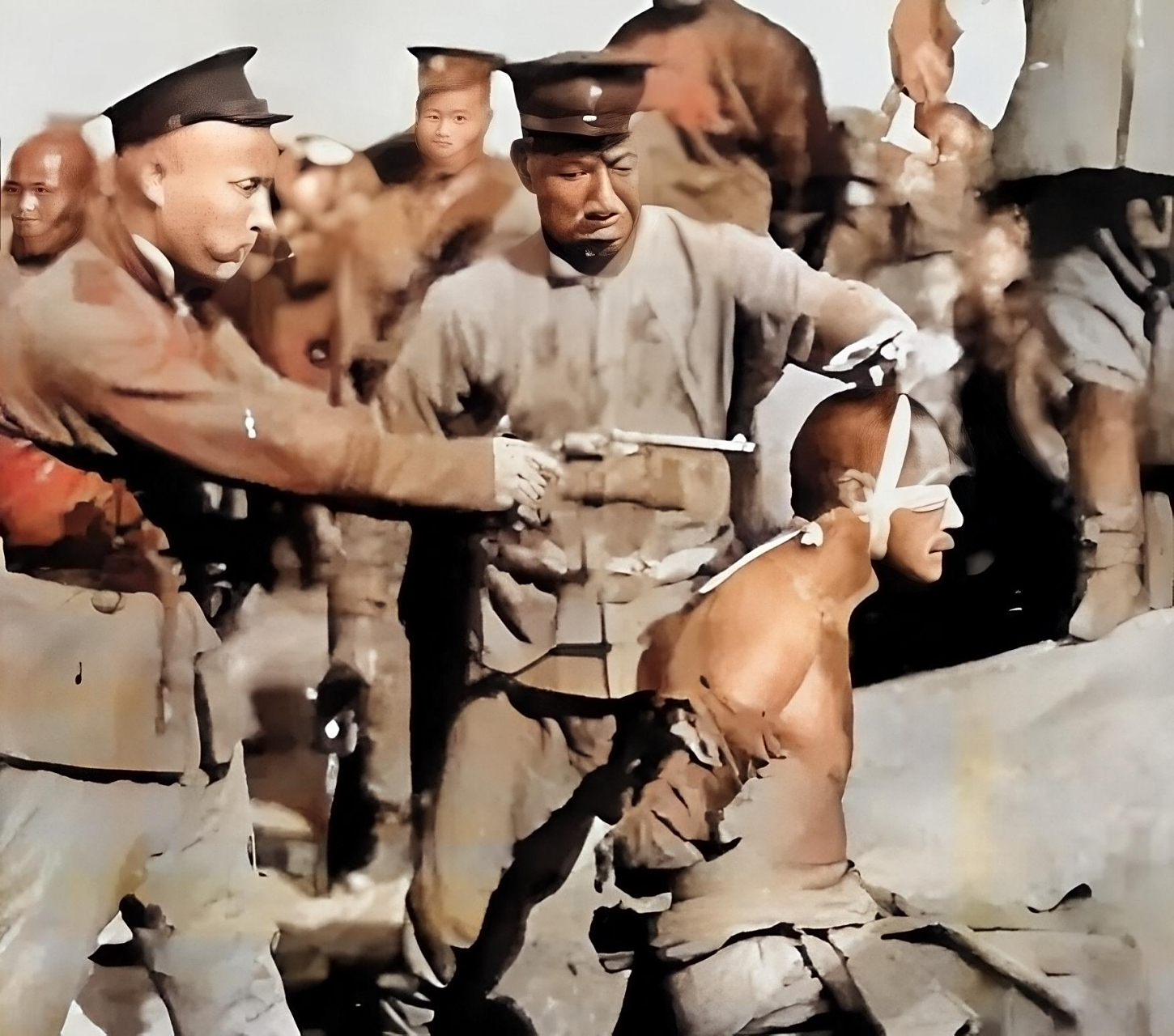 20世纪10年代,警察在天津郊外的民国山处决犯人的真实画面显示,当时