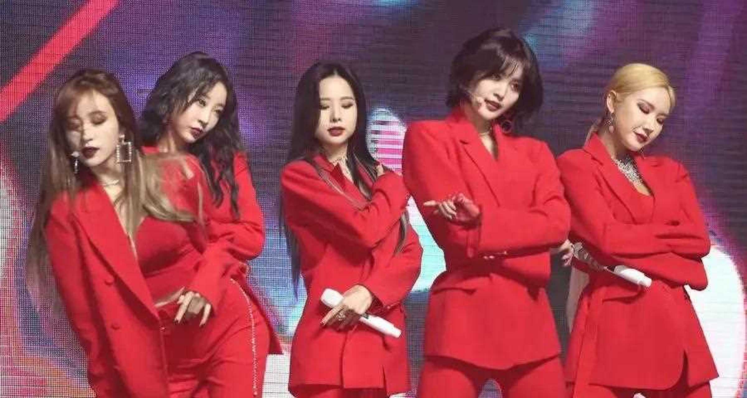 韩国知名女团exid在公演过程中,与男粉丝的出格互动引发外界争议父 