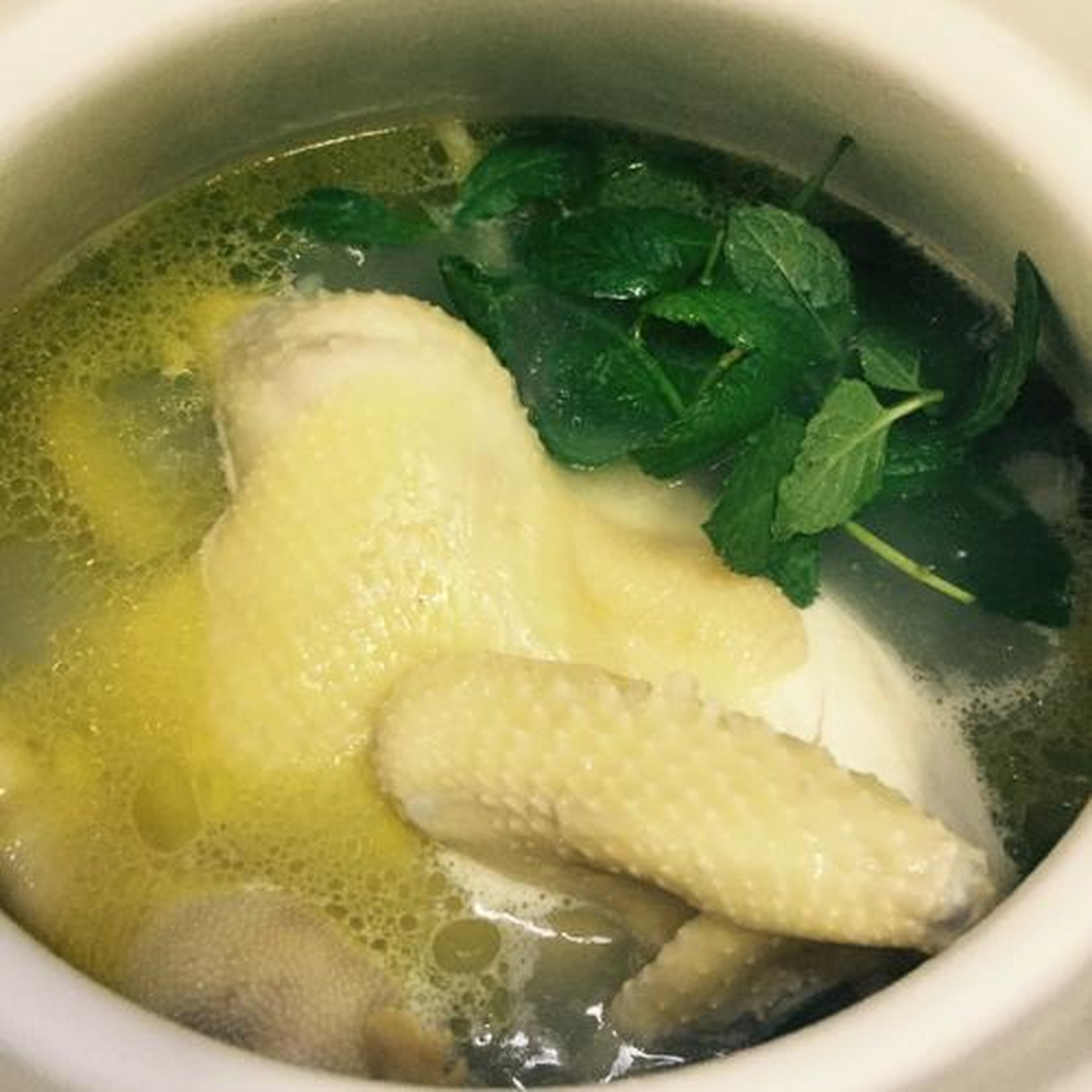 清凉薄荷鸡:依旧炎热 上个薄荷鸡汤 清凉的夏季,薄荷可以预防感冒.