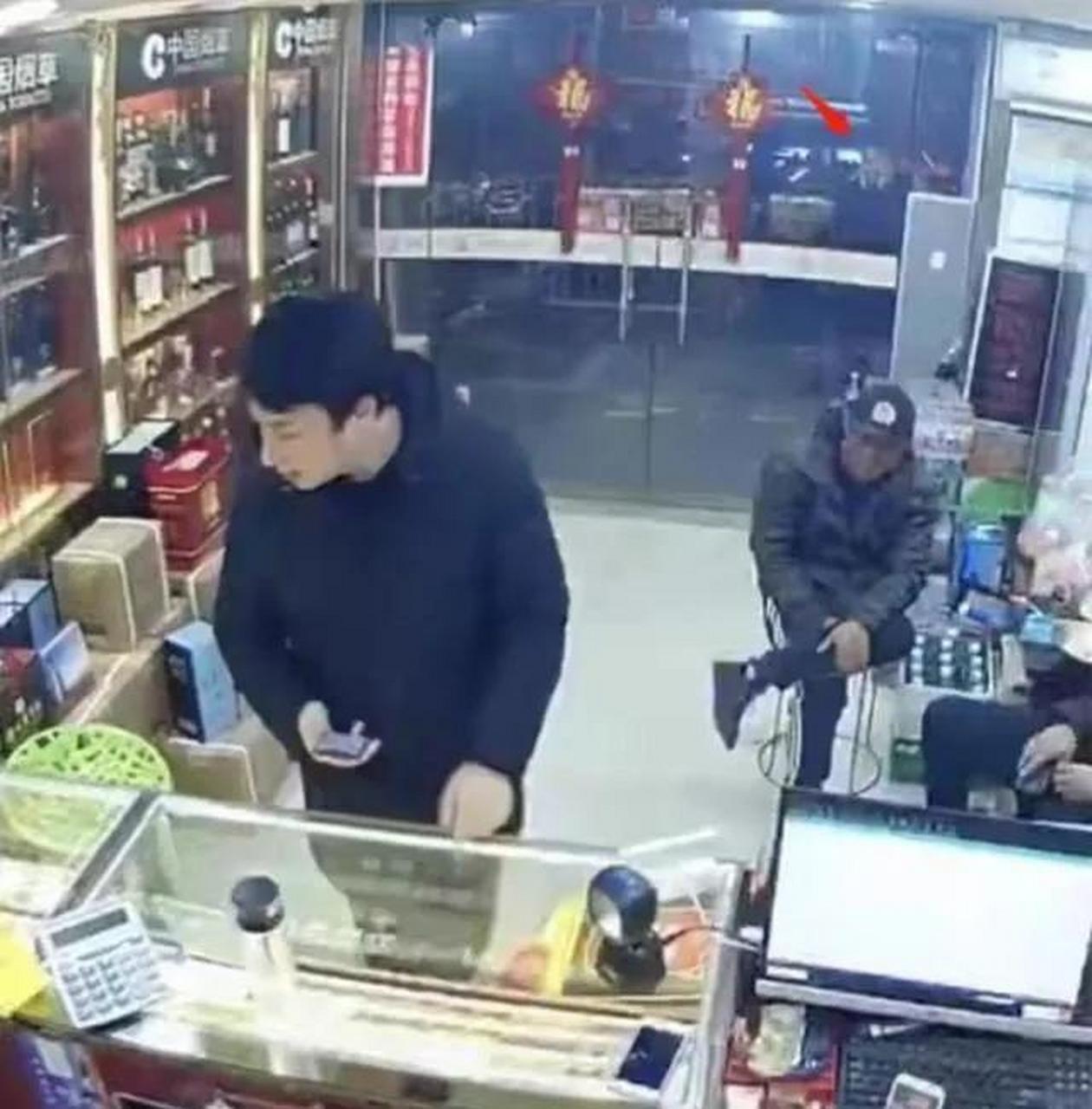 领动计划# 王思聪买烟,抽烟,观看电子烟展柜,保镖护送场景.